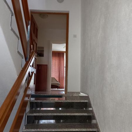 Bugenvilija Duće Buitenkant foto