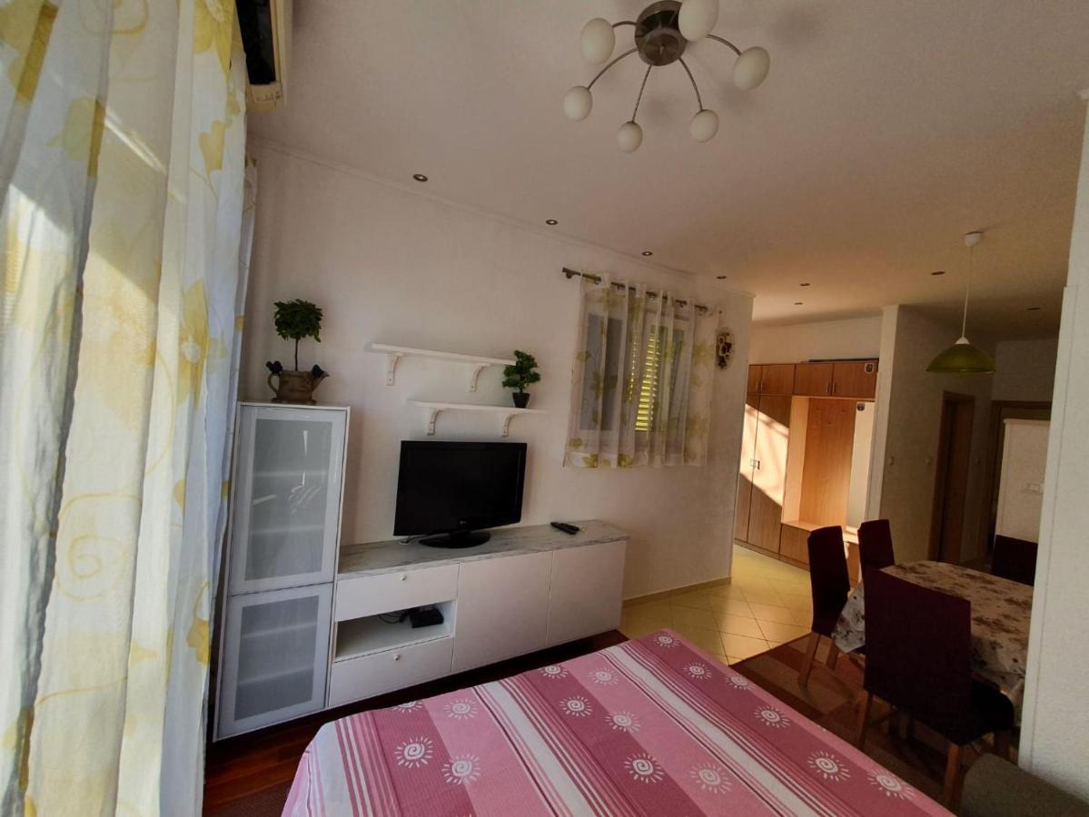 Bugenvilija Duće Buitenkant foto