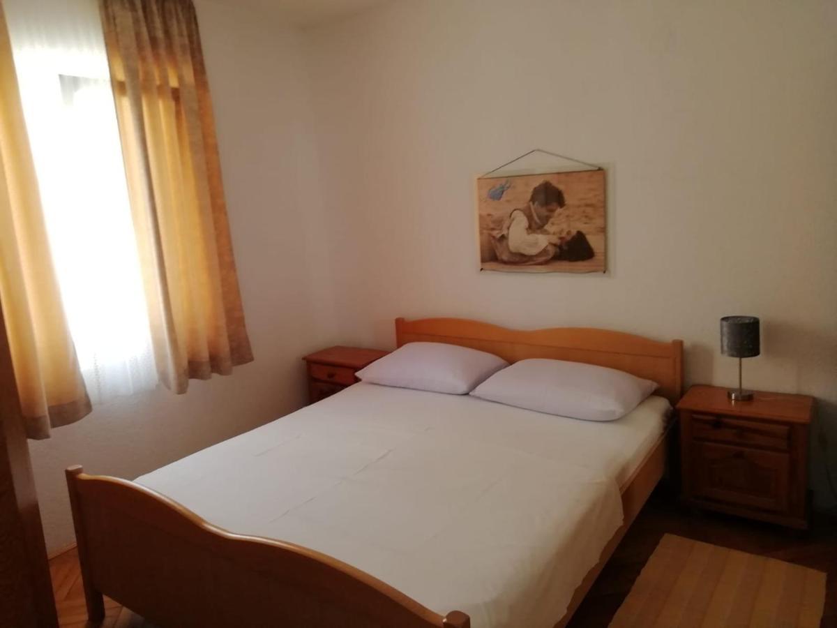 Bugenvilija Duće Buitenkant foto